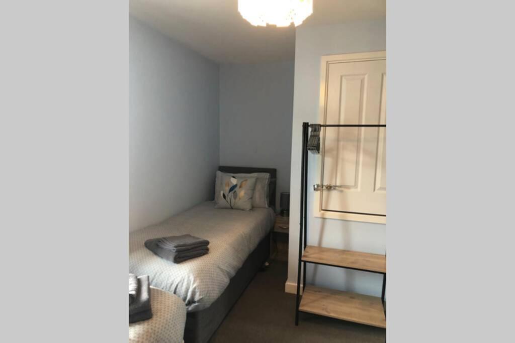 Dudley House **Staycation & Contractors** Sleeps 7 팁턴 외부 사진