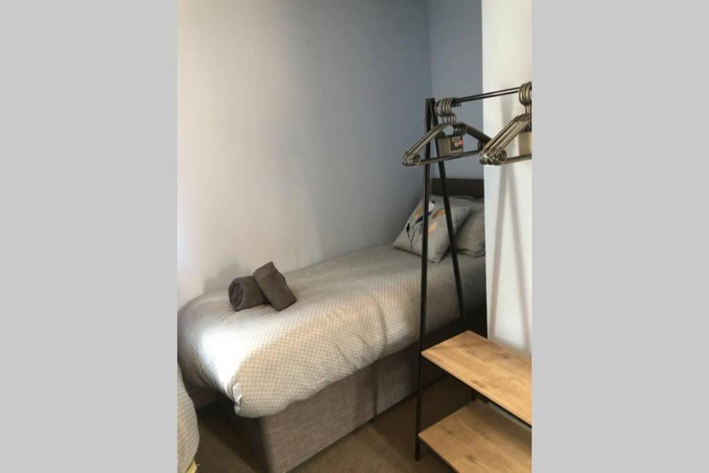 Dudley House **Staycation & Contractors** Sleeps 7 팁턴 외부 사진